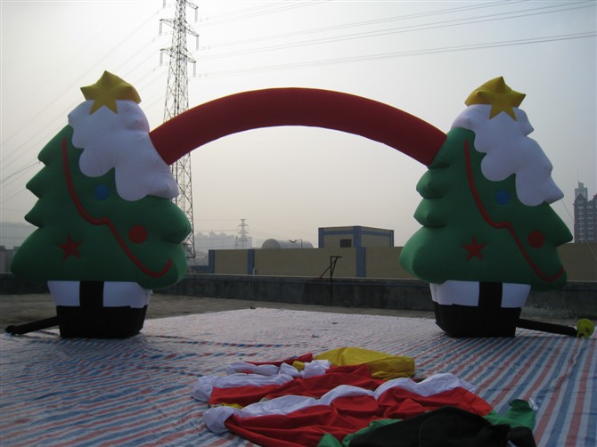 Inflatable Christmas tree arch