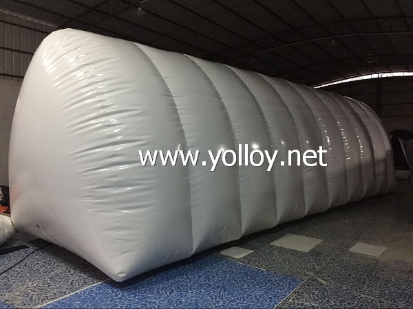 Airtight inflatable structure for making snow house