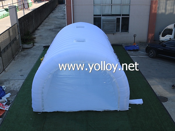 Portable inflatable tent for car wash