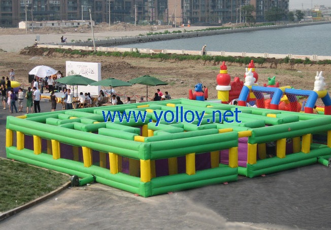 Large inflatable labyrinth for amusement party rental