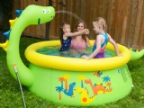 Round inflatable family swimming pool